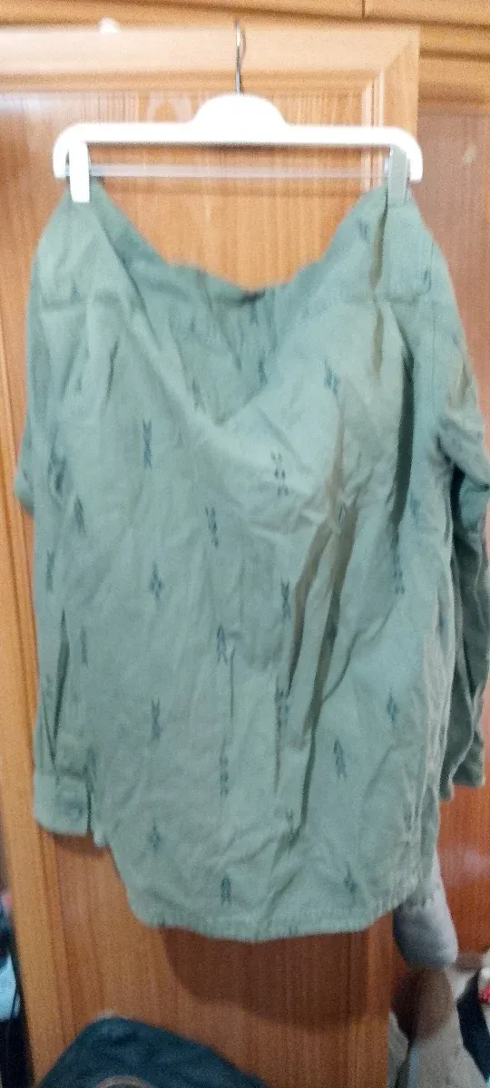 Casaca Vans con capucha y bolsillos