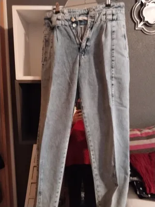 Pantalón vaquero desgastado