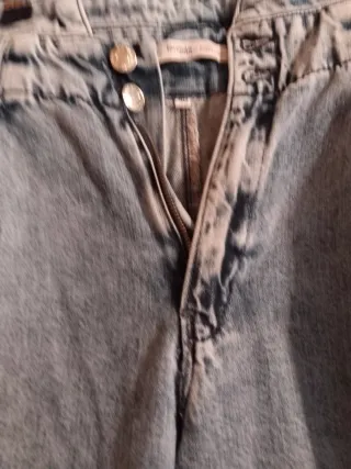 Pantalón vaquero desgastado