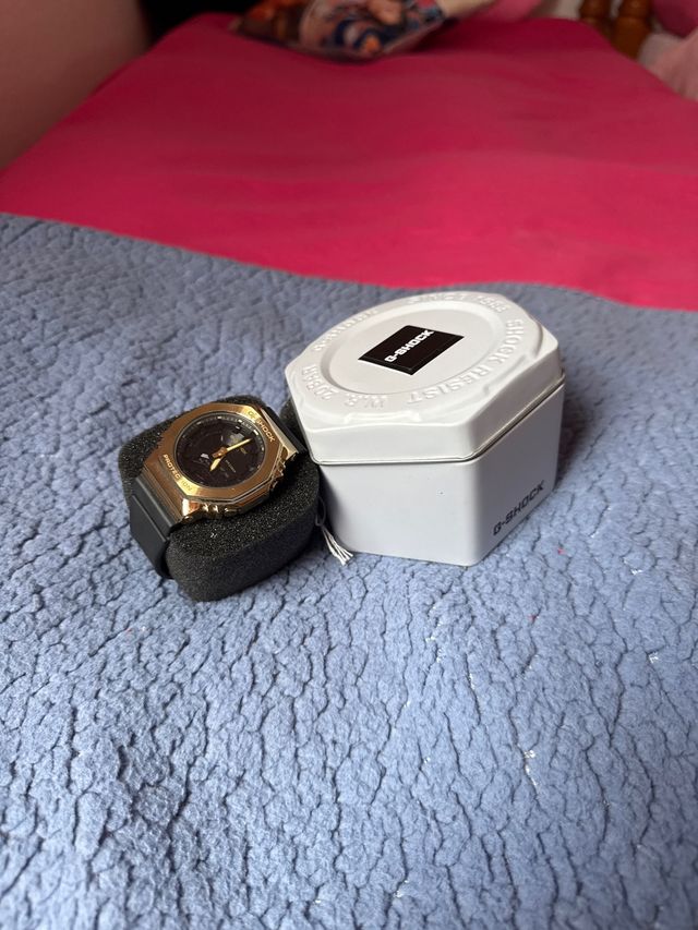 Reloj G-Shock Negro y Dorado