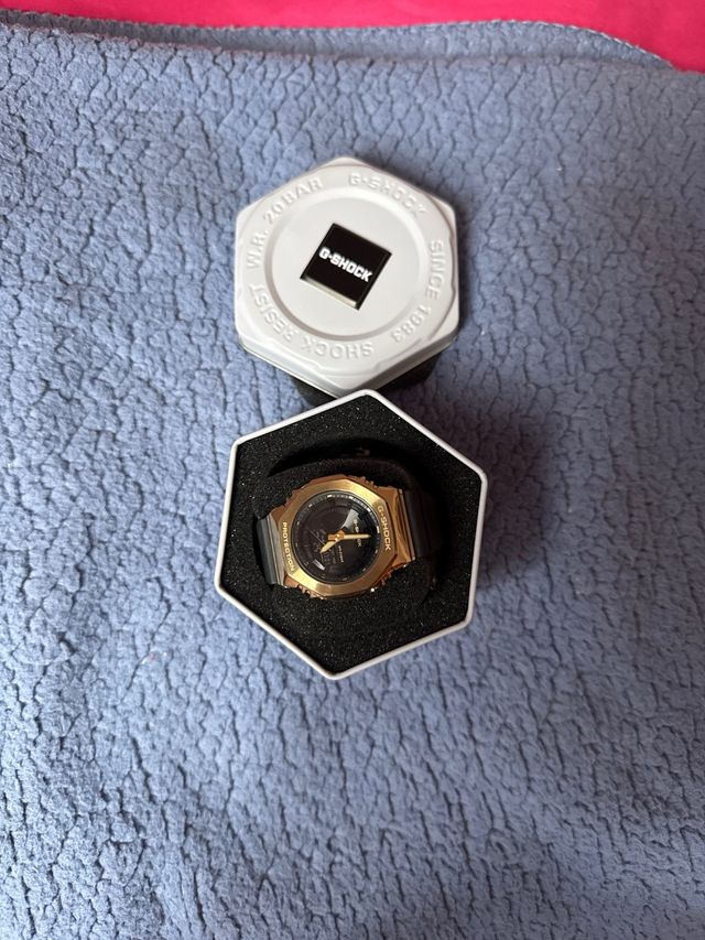 Reloj G-Shock Negro y Dorado