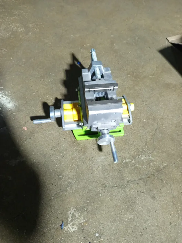 Tornillo de banco 3 ejes