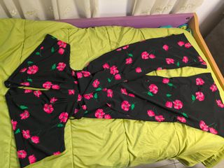 Mono Zara flores rosa y negro talla XS