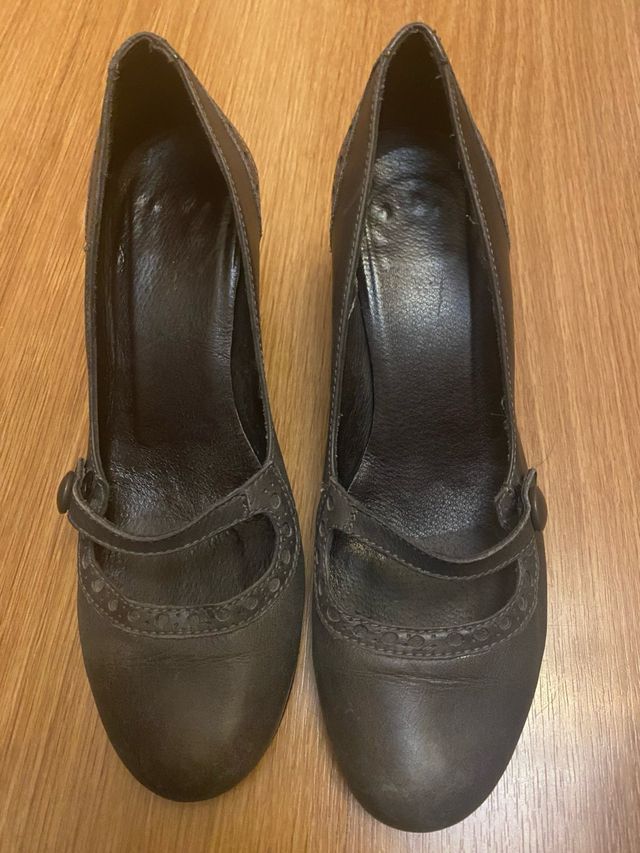 Zapatos de tacón Mary Jane grises, de piel