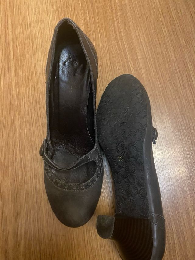 Zapatos de tacón Mary Jane grises, de piel