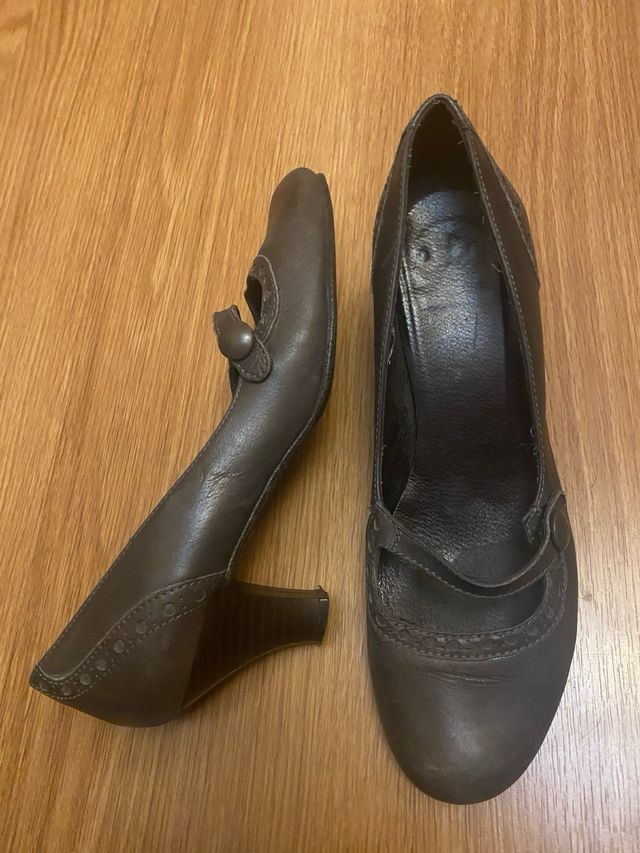 Zapatos de tacón Mary Jane grises, de piel