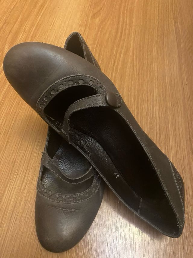 Zapatos de tacón Mary Jane grises, de piel