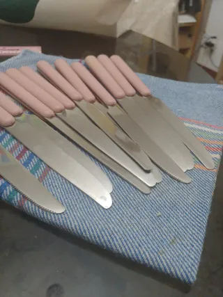 Set di 12 coltelli da tavola con manici rosa e lame argentate