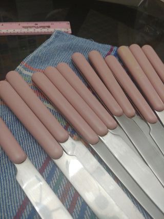 Set di 12 coltelli da tavola con manici rosa e lame argentate