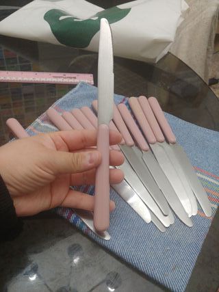 Set di 12 coltelli da tavola con manici rosa e lame argentate