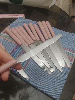 Set di 12 coltelli da tavola con manici rosa e lame argentate