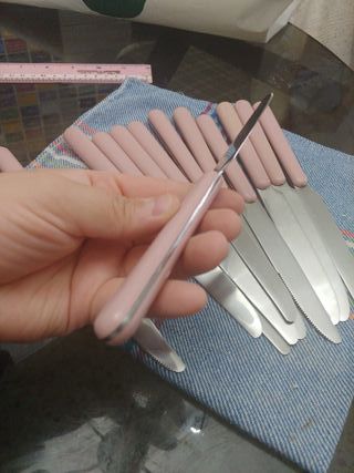 Set di 12 coltelli da tavola con manici rosa e lame argentate