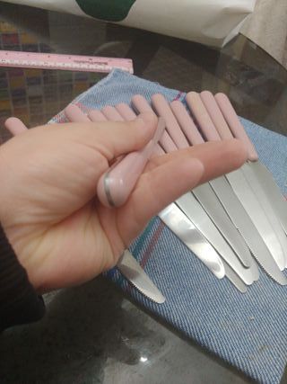 Set di 12 coltelli da tavola con manici rosa e lame argentate