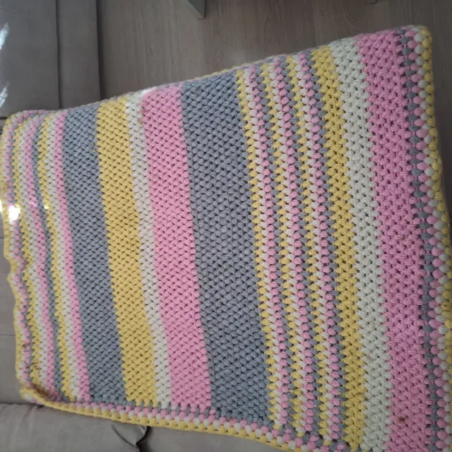 Manta tejida a mano colores pastel