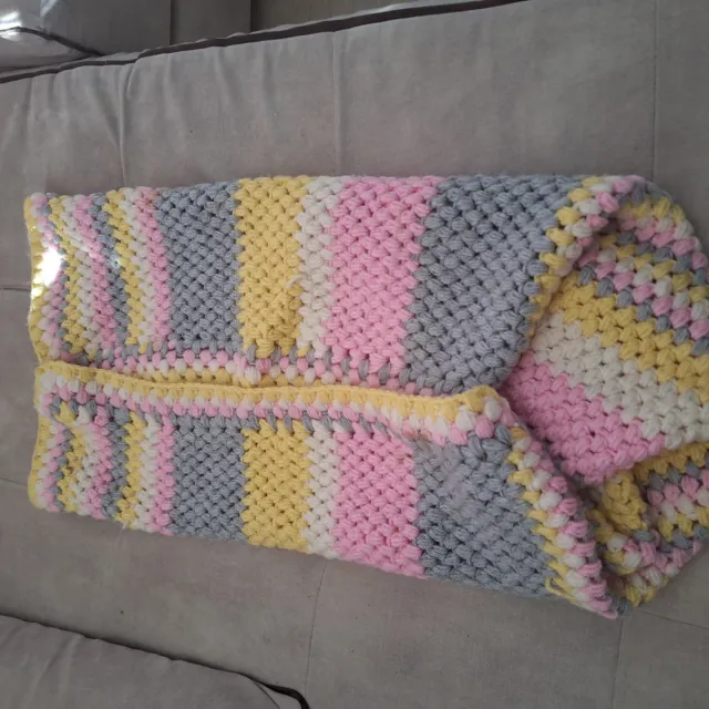 Manta tejida a mano colores pastel