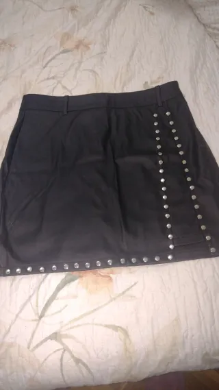 Falda negra imitación cuero con tachas