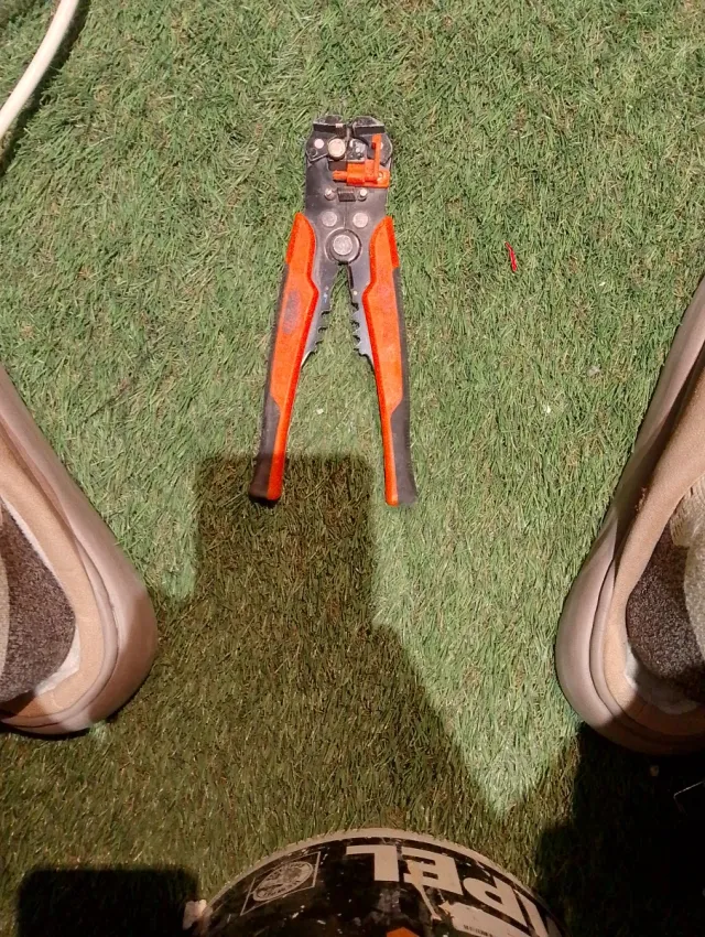 Pinza pelacables automática