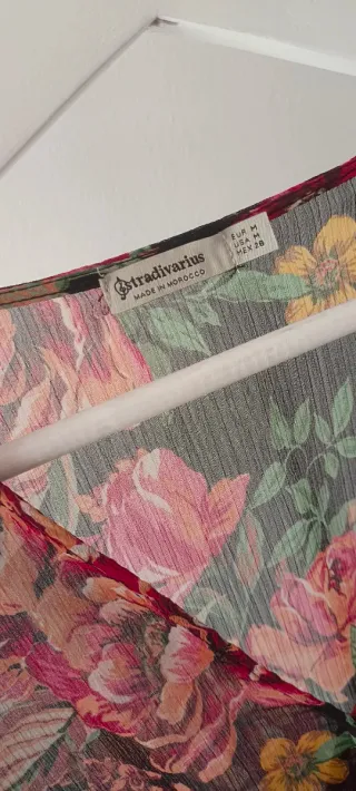 Blusa Stradivarius flores manga larga