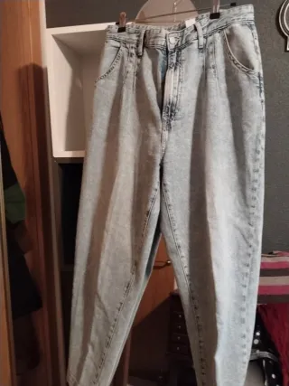 Pantalón vaquero desgastado