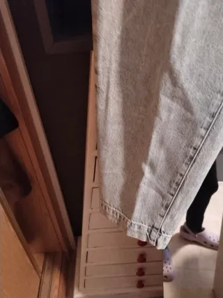 Pantalón vaquero desgastado