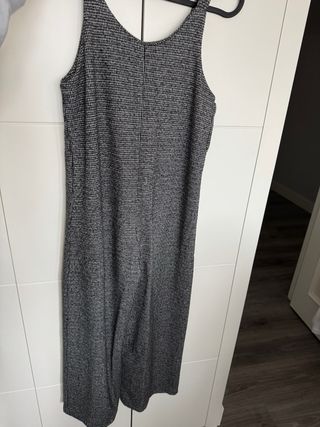 Mono de lana gris y blanco