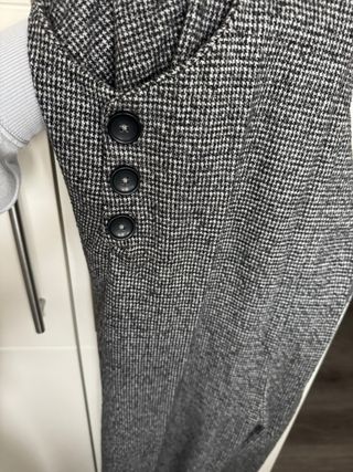 Mono de lana gris y blanco