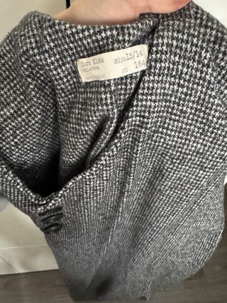 Mono de lana gris y blanco