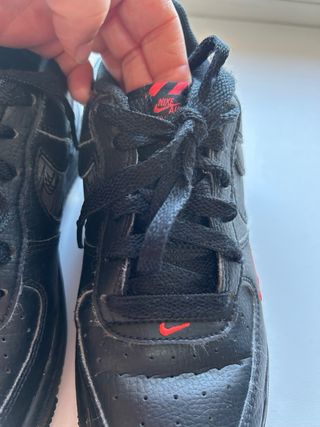 Tenis Nike Air Force negros con rojo