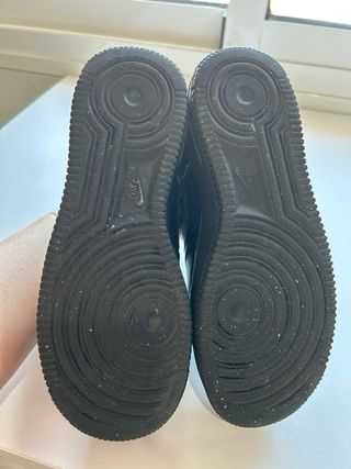 Tenis Nike Air Force negros con rojo