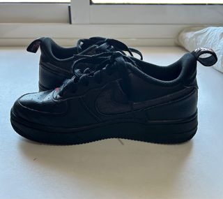 Tenis Nike Air Force negros con rojo