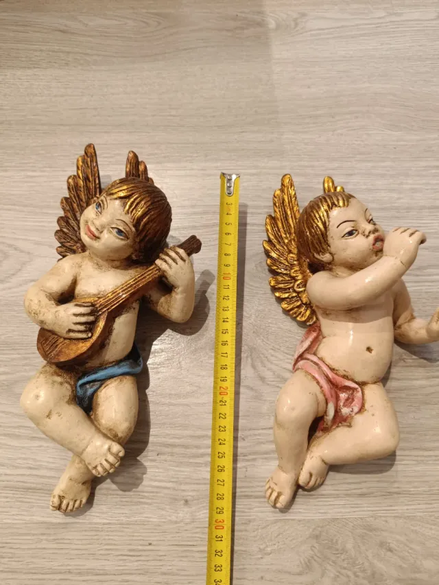 Dos ángeles de madera policromada