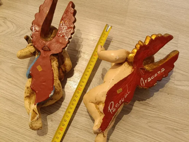 Dos ángeles de madera policromada