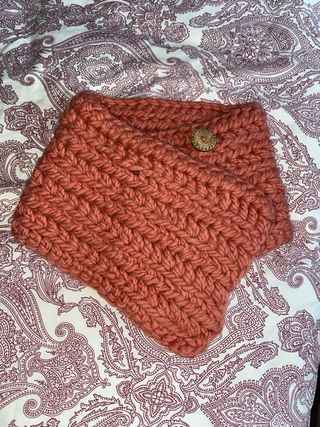 Cuello de lana tejido con botones