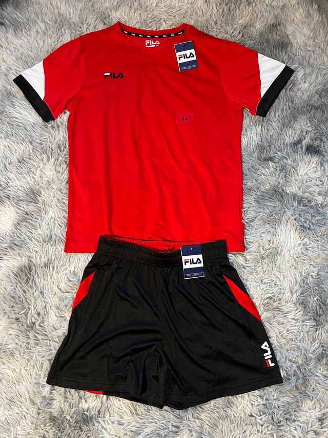 Conjunto esportivo Fila vermelho e preto