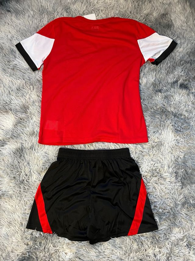 Conjunto esportivo Fila vermelho e preto