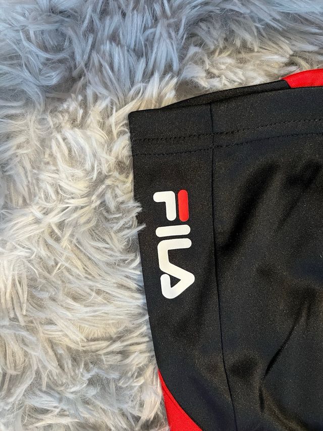 Conjunto esportivo Fila vermelho e preto