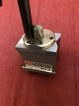 Maquinilla de afeitar dorada con soporte