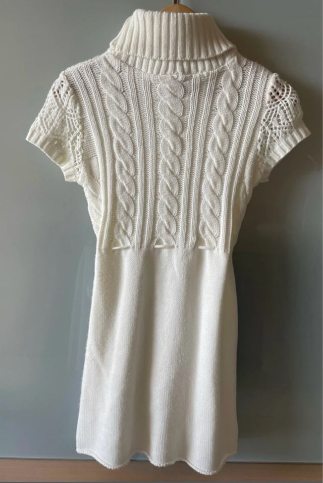 Vestido de punto blanco cuello alto
