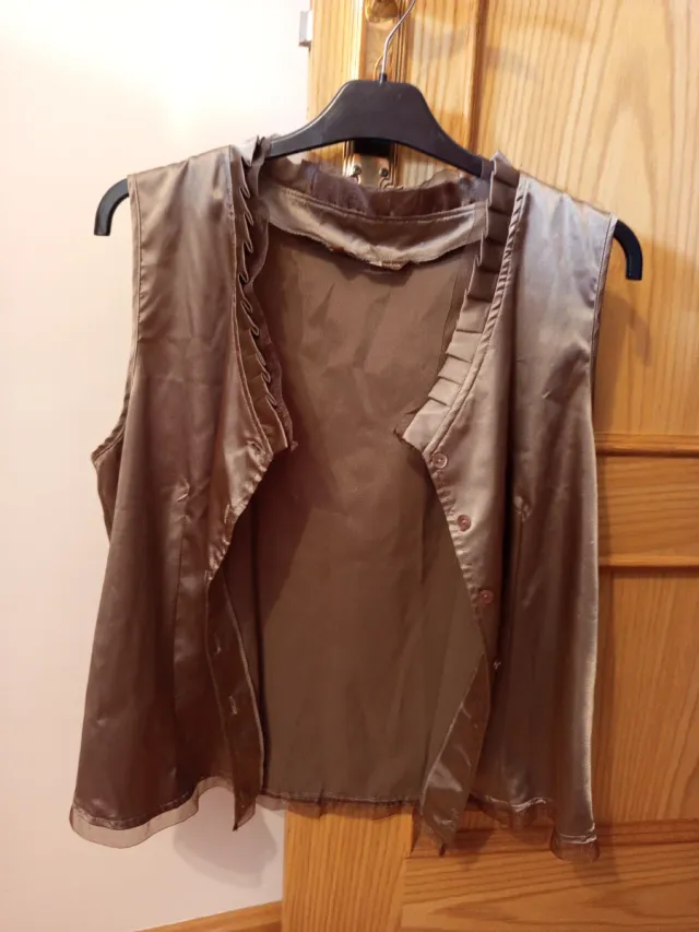 Chaleco marrón satinado con volantes