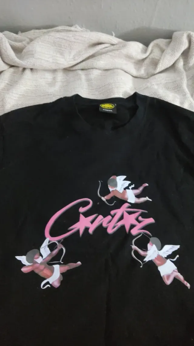 Camiseta Negra con Ángeles y Logo