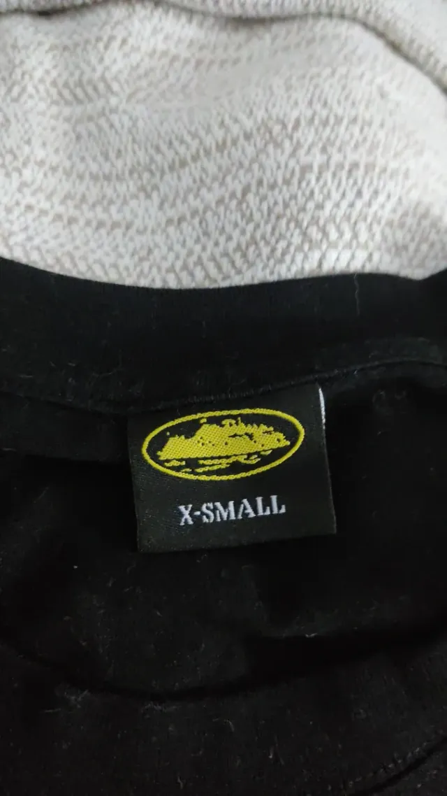 Camiseta Negra con Ángeles y Logo