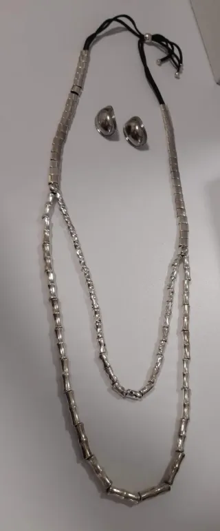 Collar largo y pendientes plateados
