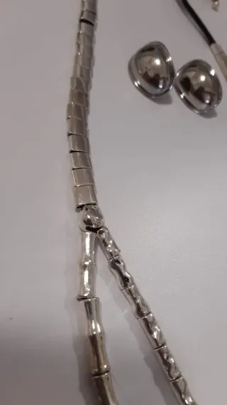 Collar largo y pendientes plateados