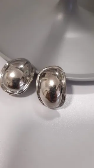 Collar largo y pendientes plateados