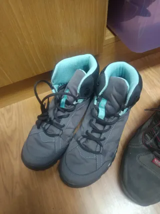 Botas grises y turquesa