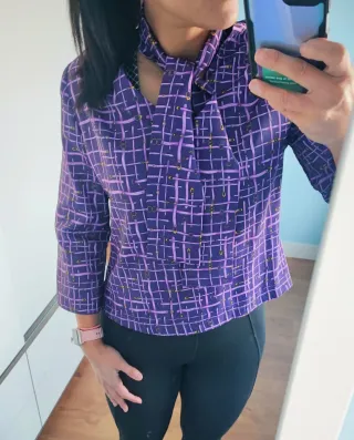 Blusa morada con estampado de cuadros