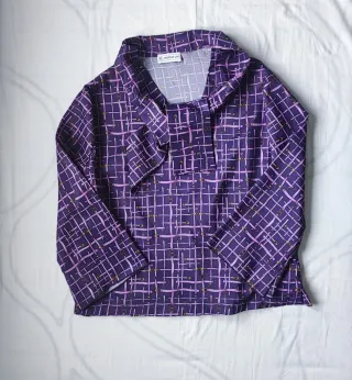 Blusa morada con estampado de cuadros