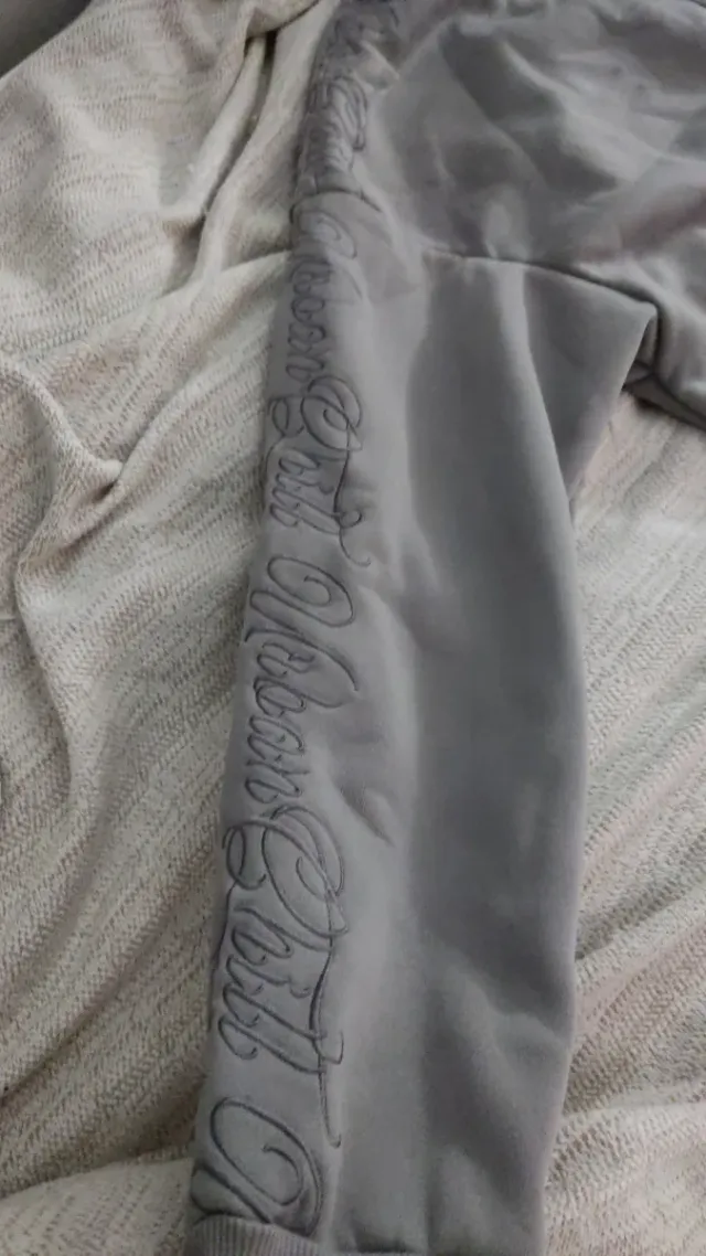 Sudadera gris con cremallera y capucha