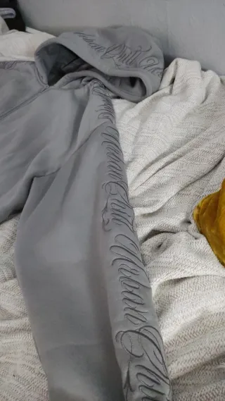 Sudadera gris con cremallera y capucha