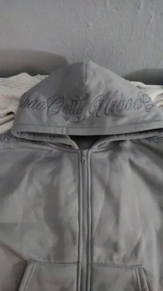 Sudadera gris con cremallera y capucha